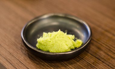 Japon yemeği için wasabi hardal sosu.