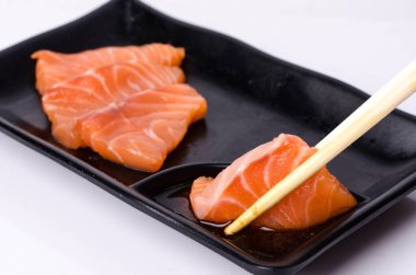 Beyaz arka planda izole edilmiş çubuklu somon balığı.