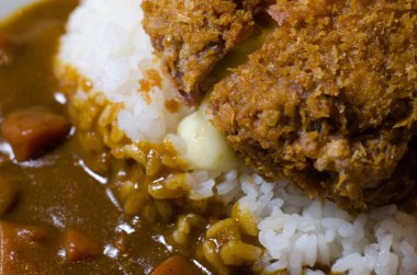 Peynirli tonkatsu domuz pirzolasını pirinçle kapat. seçici odak