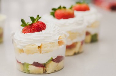 Çilekli pasta, taze krema, mutlu bir festivalde pişiyor.