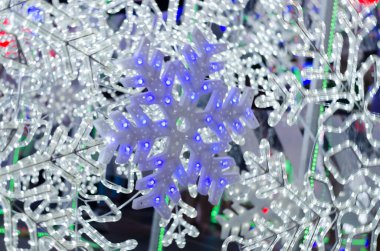 Dairesel yansımalar. Mavili Noel ışığı.