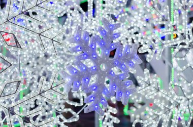 Dairesel yansımalar. Mavili Noel ışığı.