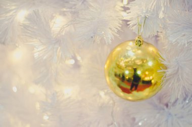 Beyaz Noel süslemesi köknar dallarında toplar ve bulanık arkaplan