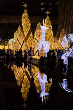 BANGKOK, THAILAND - 20 Aralık 2016: Bangkok, Tayland 'da Ratchaprasong kavşağı yakınlarında 20 Aralık 2016 Yılbaşı ve Mutlu Yıllar festivaline hoş geldiniz