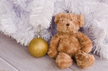 Oyuncak ayı beyaz Noel ağacında