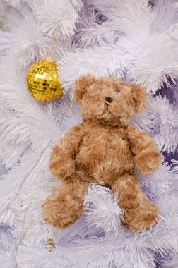 Oyuncak ayı beyaz Noel ağacında
