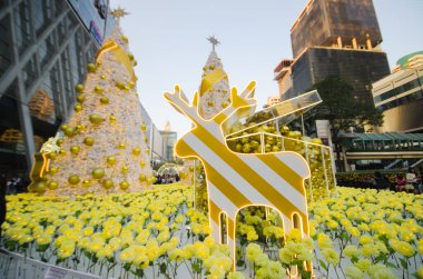 BANGKOK, THAILAND - 20 Aralık 2016: Bangkok, Tayland 'da Ratchaprasong kavşağı yakınlarında 20 Aralık 2016 Yılbaşı ve Mutlu Yıllar festivaline hoş geldiniz