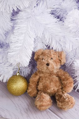 Oyuncak ayı beyaz Noel ağacında