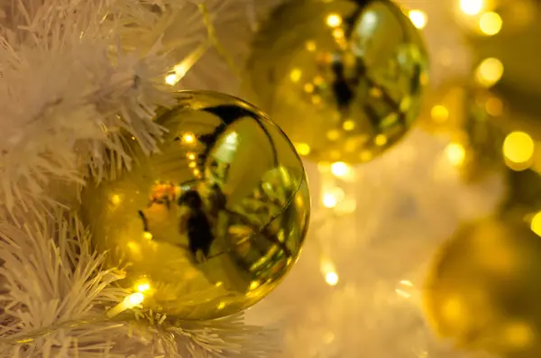 Weiße Weihnachtsdekoration Mit Kugeln Auf Tannenzweigen Mit Verschwommenem Hintergrund — Stockfoto