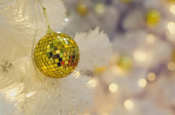 Weiße Weihnachtsdekoration Mit Kugeln Auf Tannenzweigen Mit Verschwommenem Hintergrund — Stockfoto