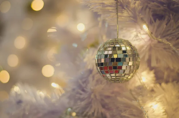 背景がぼやけたモミの枝にボールとホワイトクリスマスの装飾 — ストック写真