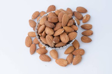 Bademler ahşap kasede süper yiyecekler beyaz arka plan