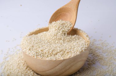 Tahta kaşıkla susam tohumları