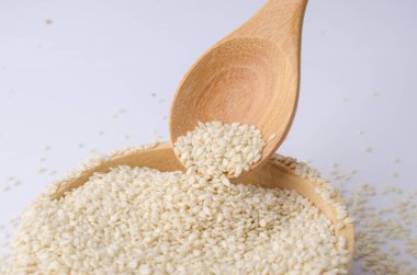 Tahta kaşıkla susam tohumları