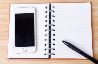 Not defteri ve akıllı telefon boş dizüstü bilgisayar ögesi temiz