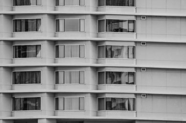 Ofis binası pencereleri, siyah beyaz resim