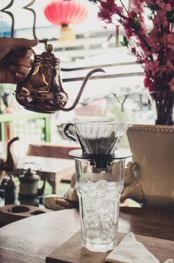 Bir kahve dükkanına kahve koy. Arkaplan bulanık renklendirmeler.