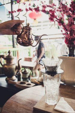 Bir kahve dükkanına kahve koy. Arkaplan bulanık renklendirmeler.