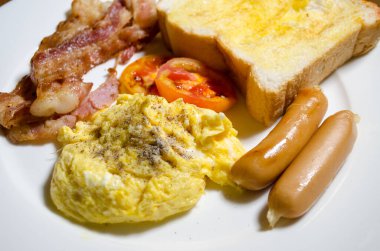 Çırpılmış yumurta, tost, domuz pastırması ve sosisli kahvaltı..
