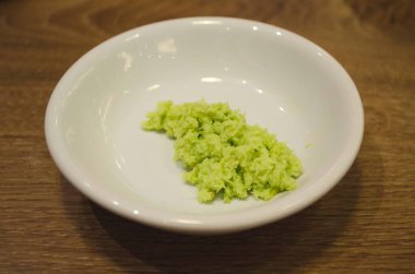 Japon yemekleri için platoda wasab.