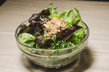 Sezar salatası masada.