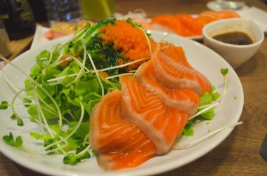 Taze somon salatası sağlıklı yemek