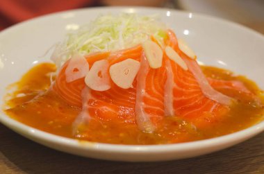 Tayland baharatlı somon salatası, karışık sebze ve bitki.