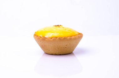 Beyaz arka planda izole edilmiş tatlı kremalı turta.