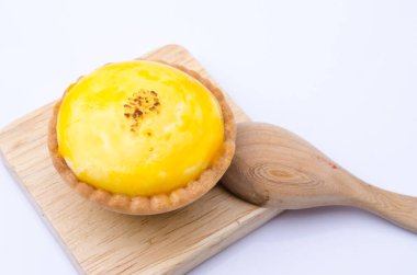 Beyaz arka planda izole edilmiş tatlı kremalı turta.