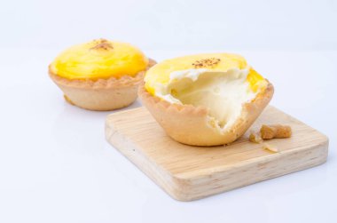 Beyaz arka planda izole edilmiş tatlı kremalı turta.