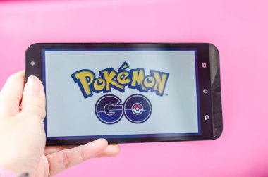 Bangkok, Tayland - 15 Temmuz 2016: Bir Android kullanıcısı Pokemon Go oynuyor, iOS ve Android cihazları için Niantic tarafından geliştirilen ücretsiz geliştirilmiş artırılmış gerçeklik mobil oyunu.