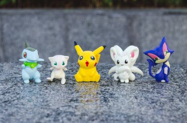 Bangkok, Tayland - 15 Temmuz 2016: Pokemon 'daki Pikachu karakteri. Pokemon Go logosu telefonda. Pokemon Go bir konum tabanlı artırılmış gerçeklik mobil oyunudur..