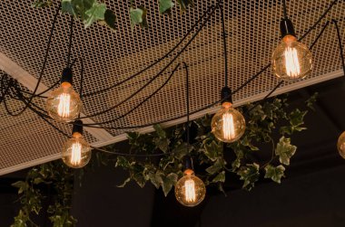 Güzel, eski, lüks ışık dekoru parlıyor.