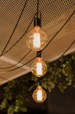 Güzel, eski, lüks ışık dekoru parlıyor.