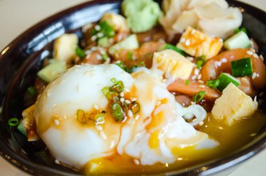 Japon geleneksel yemeği Gyudon ince dilimlenmiş et, soğan, soya sosu ve onsen tamago