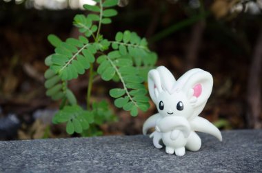 Bangkok, Tayland - 15 Temmuz 2016: Pokemon 'daki Pikachu karakteri. Pokemon Go logosu telefonda. Pokemon Go bir konum tabanlı artırılmış gerçeklik mobil oyunudur..