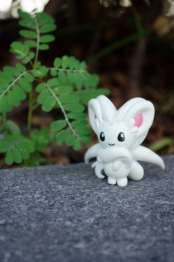 Bangkok, Tayland - 15 Temmuz 2016: Pokemon 'daki Pikachu karakteri. Pokemon Go logosu telefonda. Pokemon Go bir konum tabanlı artırılmış gerçeklik mobil oyunudur..