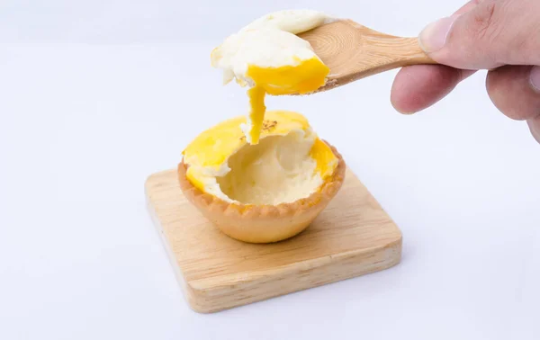 デザート卵タルト白い背景に隔離された甘いカスタードパイ — ストック写真