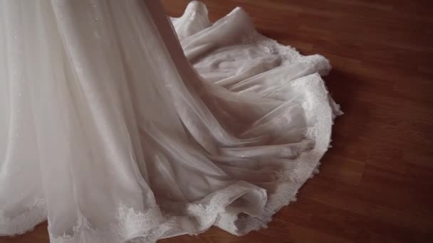 Дно Білої Пишної Весільної Сукні Блискітками Мереживом Краю Лежить Темно — стокове відео