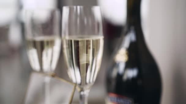 Bubblor Vit Champagne Som Stiger Snabbt Ett Rent Genomskinligt Halvfyllt — Stockvideo