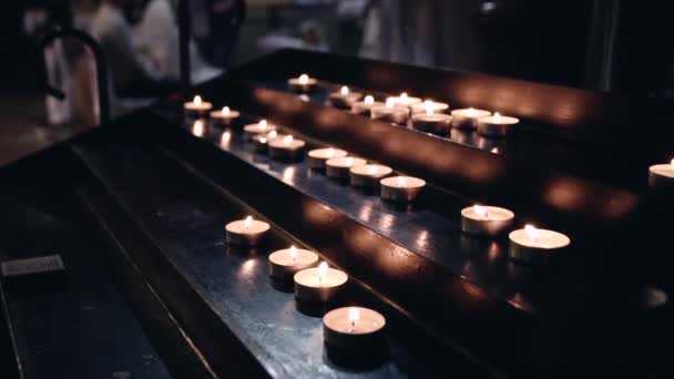 Muitas Velas Pequenas Tabuleta Lata Volta Castiçais Estão Queimam Suporte — Vídeo de Stock