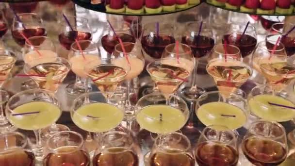 Прозорі Скляні Чашки Наповнені Елітними Різними Алкогольними Напоями Стоять Дзеркальній — стокове відео