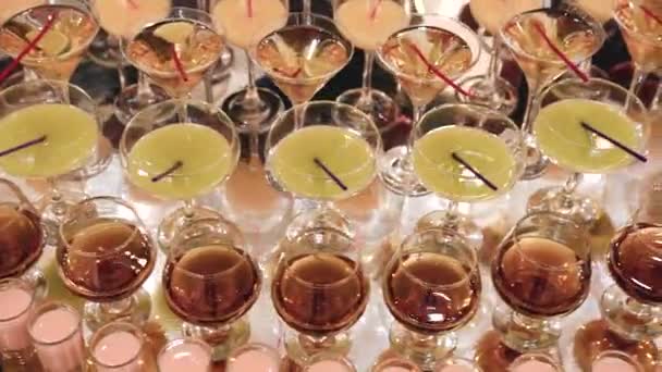 Dans Buffet Cher Des Verres Verre Clair Différentes Formes Tailles — Video