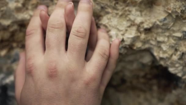 白人男女牵着手 用相互交织的手指玩耍 把它们压在一块褐色的岩石上 有重点变化的动作射击近景 — 图库视频影像