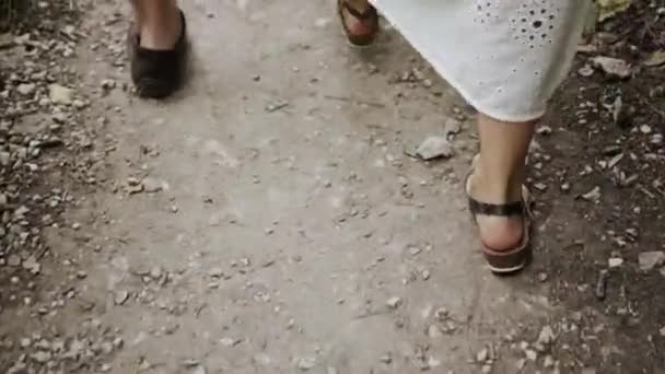 Blank Echtpaar Man Mocassins Een Meisje Sandalen Een Witte Lange — Stockvideo