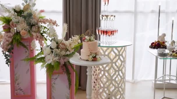 Весільний Красивий Смачний Торт Стоїть Яскравому Дорогому Ресторані Високій Стійці — стокове відео