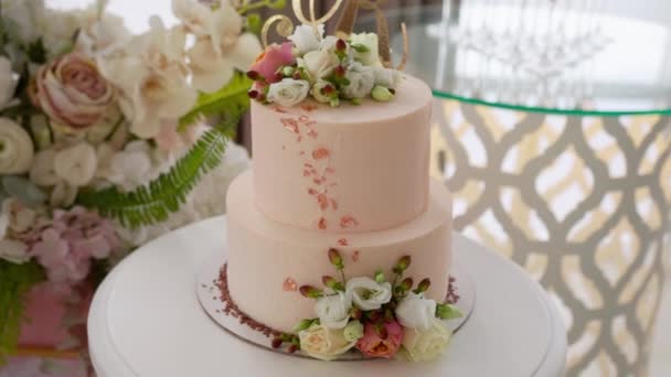 Two Story Delicious Wedding Cake Pink Decorated Flowers Colorful Roses — Stock Video