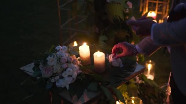 Maestro Ceremonias Prepara Para Pintura Romántica Noche Los Recién Casados — Vídeos de Stock