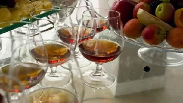 Des Verres Propres Remplis Alcool Trouvent Sur Une Table Verre — Video