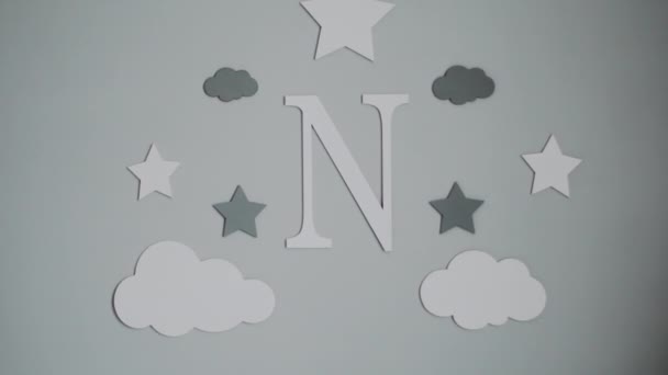 Szara Ściana Pokoju Dziecięcym Chmurami Gwiazdami Łacińską Literą Pośrodku — Wideo stockowe